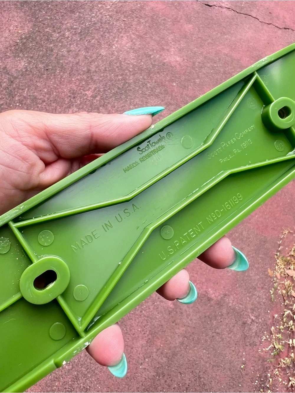 70’s Retro Vintage Avocado Green Plastic Paper Towel Holder Kitchen Dispenser